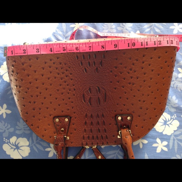 NWOT purse with 2 zipper compartments w/pockets. - Picture 3 of 4